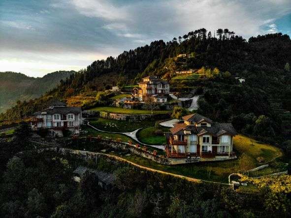 mountain range in mussoorie is the most romantic Places to visit this Valentine's day