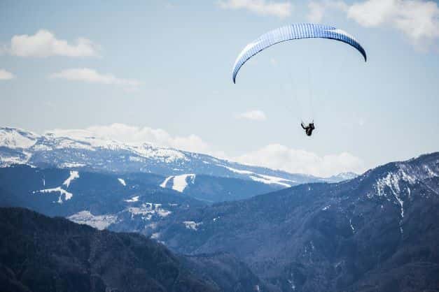 para gliding is one of the best things to do in Manali