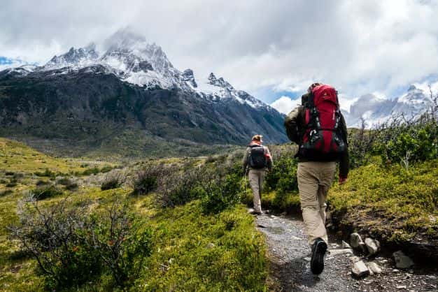 two people trekking in Manali in Winter