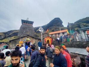 tourists dicussinh how they reach the Tungnath Temple, तुंगनाथ मंदिर तक कैसे पहुँचें