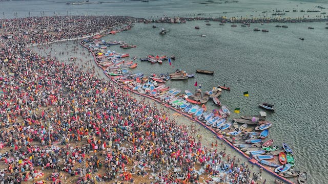 Huge gathering of devotees for Snan at Maha Kumbh Mela in prayagraj